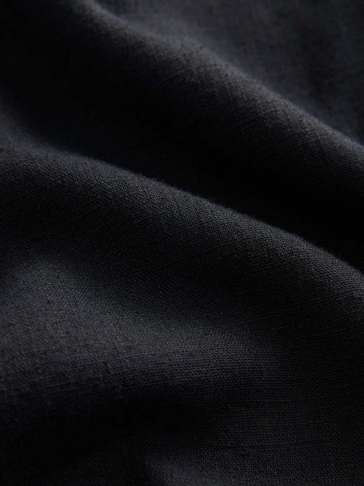 Schwarz - Oberteil aus Leinenmischung mit Häkelbesatz - Bild 6 von 6 Schwarz - Oberteil aus Leinenmischung mit Häkelbesatz - Bild 6 von 6