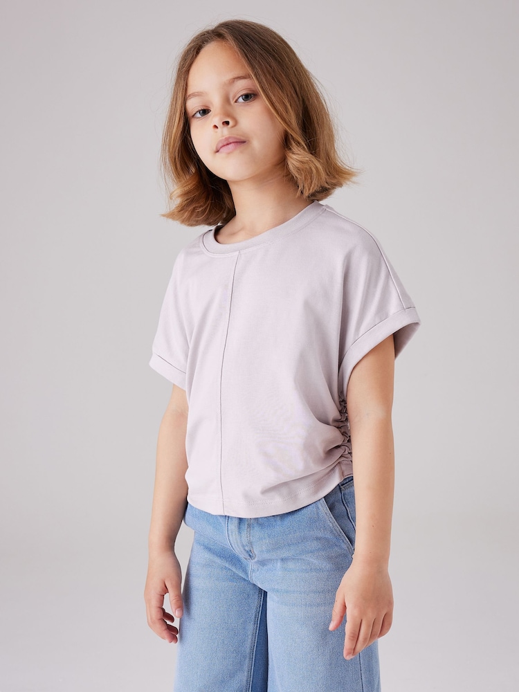 Flieder-Violett - smALLSAINTS Mira Mädchen-T-Shirt im Cropped-Design aus 100 % Baumwolle - Bild 2 von 4 Flieder-Violett - smALLSAINTS Mira Mädchen-T-Shirt im Cropped-Design aus 100 % Baumwolle - Bild 2 von 4