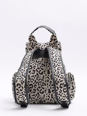 River Island Mädchen Utility-Rucksack aus Nylon mit Leoprint, Beige - Bild 2 von 6