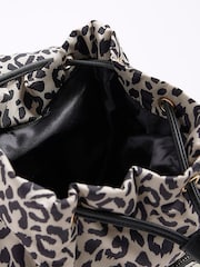 River Island Mädchen Utility-Rucksack aus Nylon mit Leoprint, Beige - Bild 6 von 6
