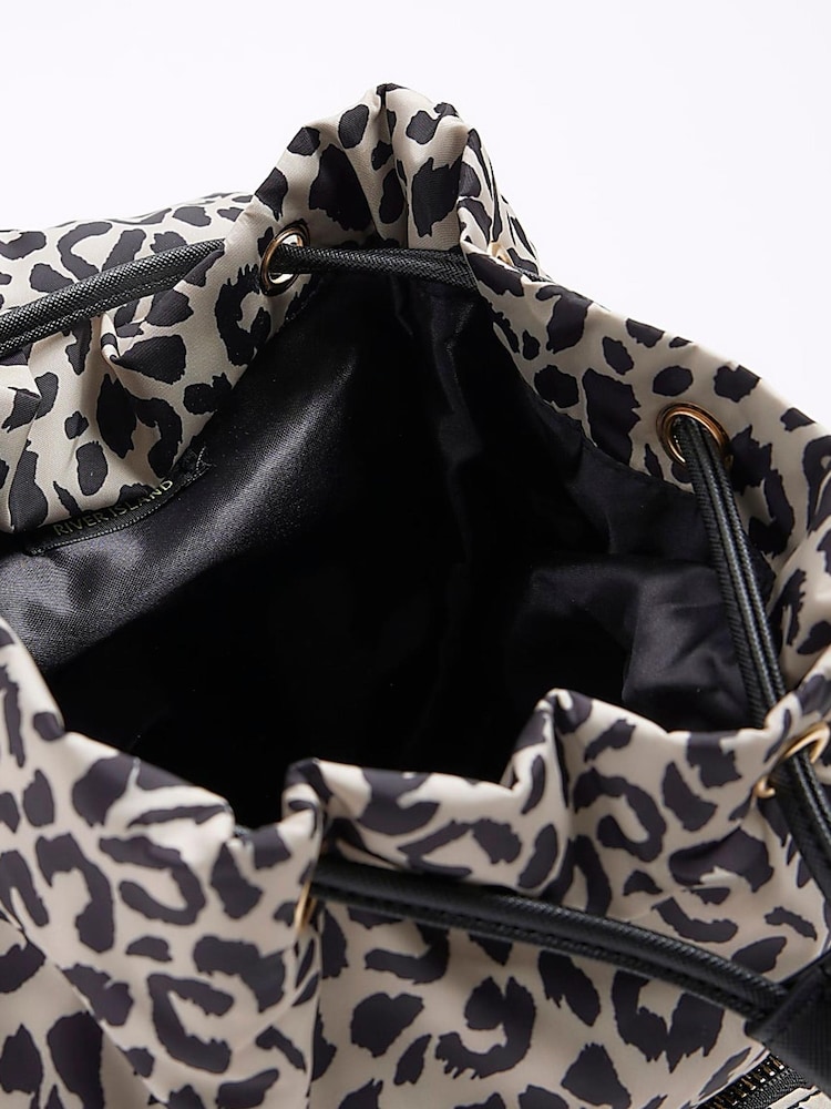 River Island Mädchen Utility-Rucksack aus Nylon mit Leoprint, Beige - Bild 6 von 6