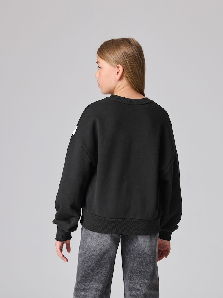 Schwarz/Stern - smALLSAINTS Cygni übergroßes Sweatshirt für Mädchen mit Grafik aus 100 % Baumwolle - Bild 2 von 9
