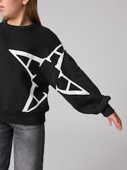 Schwarz/Stern - smALLSAINTS Cygni übergroßes Sweatshirt für Mädchen mit Grafik aus 100 % Baumwolle - Bild 4 von 9