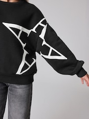 Schwarz/Stern - smALLSAINTS Cygni übergroßes Sweatshirt für Mädchen mit Grafik aus 100 % Baumwolle - Bild 5 von 9