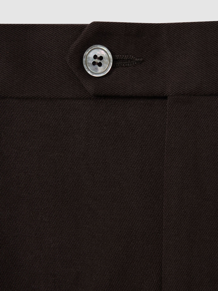 Marrón oscuro - Oscar Jacobson Slim Fit Adjustable Cotton Trousers - Imagen 6 de 6 Marrón oscuro - Oscar Jacobson Slim Fit Adjustable Cotton Trousers - Imagen 6 de 6