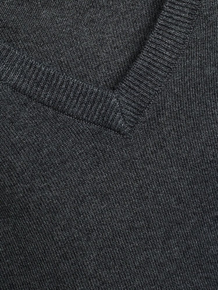 Grau - Gestrickter Schulpullover mit V-Ausschnitt (3–16 Jahre) - Bild 8 von 8 Grau - Gestrickter Schulpullover mit V-Ausschnitt (3–16 Jahre) - Bild 8 von 8