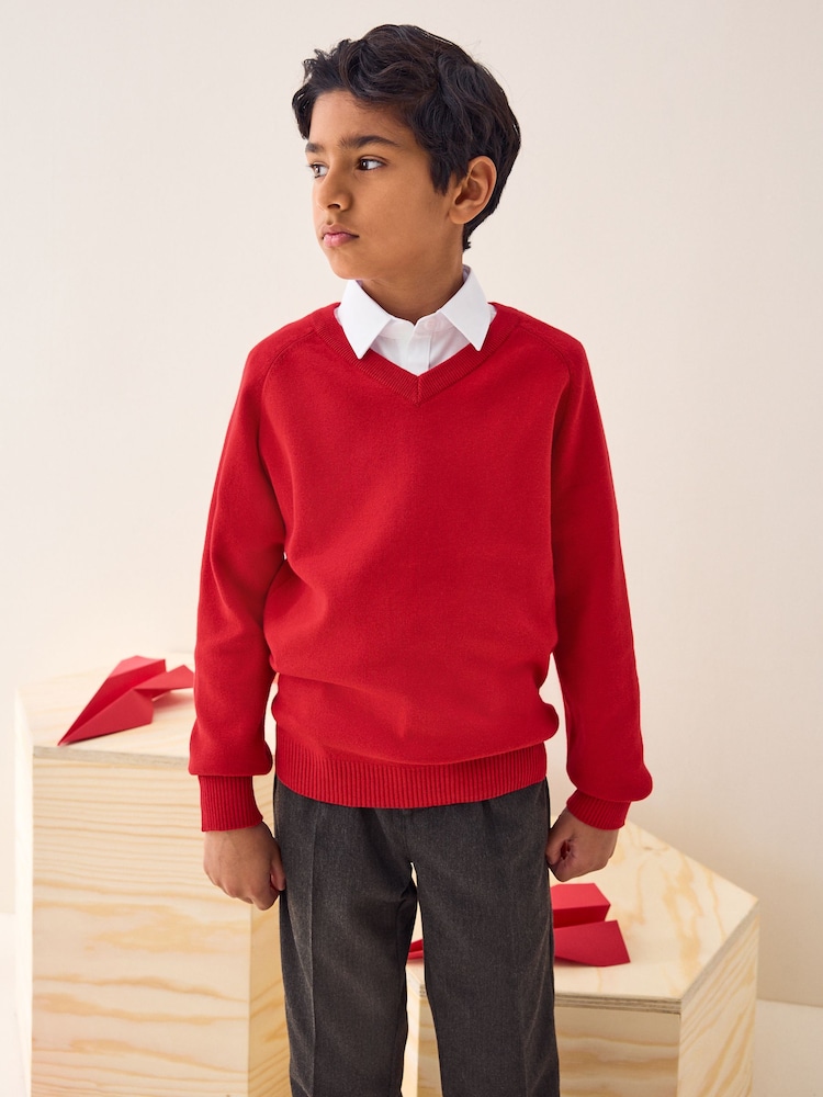 Rot - Gestrickter Schulpullover mit V-Ausschnitt (3–16 Jahre) - Bild 1 von 11 Rot - Gestrickter Schulpullover mit V-Ausschnitt (3–16 Jahre) - Bild 1 von 11