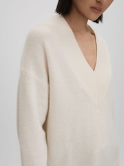 Reiss Ivory Seren Oversized Wool Cashmere V-Neck Jumper - Image 4 of 7