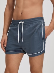 Azul fuerza aérea - Shorts de baño con cordón ajustable y ribetes en azul celeste de Reiss - Imagen 1 de 6