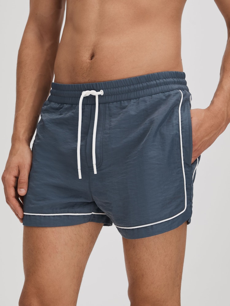 Azul fuerza aérea - Shorts de baño con cordón ajustable y ribetes en azul celeste de Reiss - Imagen 1 de 6