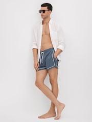 Azul fuerza aérea - Shorts de baño con cordón ajustable y ribetes en azul celeste de Reiss - Imagen 3 de 6