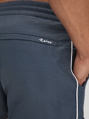 Azul fuerza aérea - Shorts de baño con cordón ajustable y ribetes en azul celeste de Reiss - Imagen 4 de 6