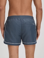 Azul fuerza aérea - Shorts de baño con cordón ajustable y ribetes en azul celeste de Reiss - Imagen 5 de 6