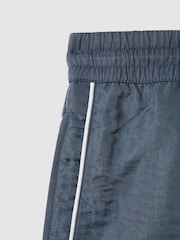 Azul fuerza aérea - Shorts de baño con cordón ajustable y ribetes en azul celeste de Reiss - Imagen 6 de 6