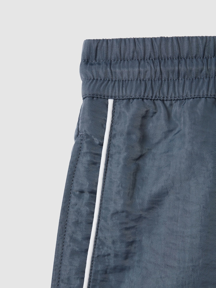 Azul fuerza aérea - Shorts de baño con cordón ajustable y ribetes en azul celeste de Reiss - Imagen 6 de 6