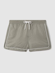 Pistacho - Shorts de baño con cordón ajustable y ribetes en azul celeste de Reiss - Imagen 2 de 6