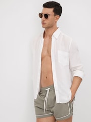 Pistacho - Shorts de baño con cordón ajustable y ribetes en azul celeste de Reiss - Imagen 3 de 6