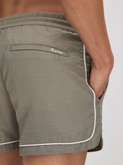 Pistacho - Shorts de baño con cordón ajustable y ribetes en azul celeste de Reiss - Imagen 4 de 6