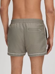 Pistacho - Shorts de baño con cordón ajustable y ribetes en azul celeste de Reiss - Imagen 5 de 6