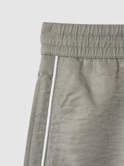 Pistacho - Shorts de baño con cordón ajustable y ribetes en azul celeste de Reiss - Imagen 6 de 6