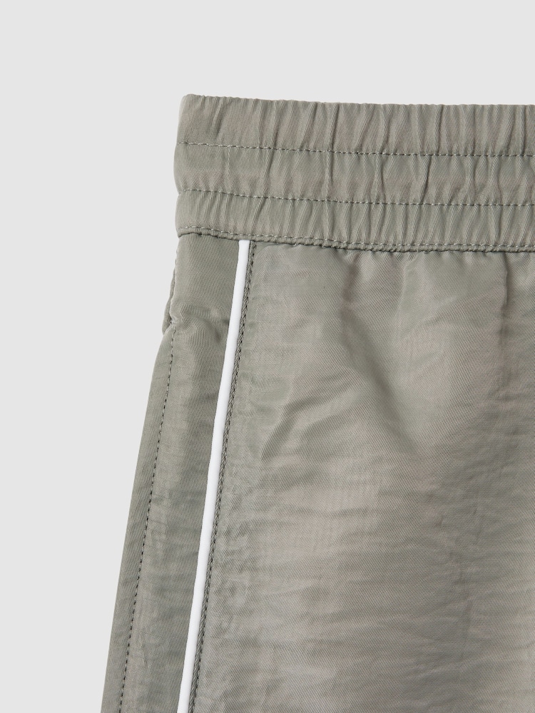 Pistacho - Shorts de baño con cordón ajustable y ribetes en azul celeste de Reiss - Imagen 6 de 6