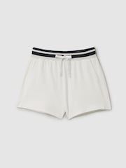 Pantalones cortos a rayas con cordón ajustable en la cintura Lexi de Reiss - Imagen 2 de 6