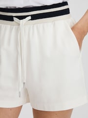 Pantalones cortos a rayas con cordón ajustable en la cintura Lexi de Reiss - Imagen 4 de 6