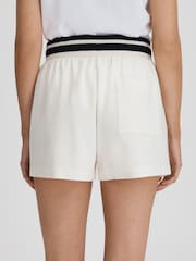 Pantalones cortos a rayas con cordón ajustable en la cintura Lexi de Reiss - Imagen 5 de 6