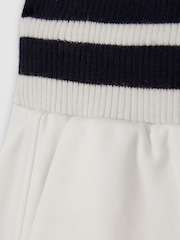 Pantalones cortos a rayas con cordón ajustable en la cintura Lexi de Reiss - Imagen 6 de 6