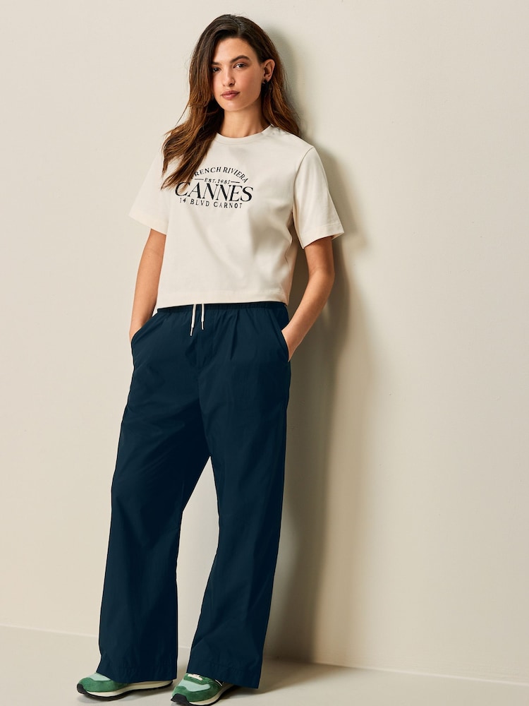 Weiß mit Grafik - Schweres T-Shirt mit Rundhalsausschnitt - Bild 2 von 6 Weiß mit Grafik - Schweres T-Shirt mit Rundhalsausschnitt - Bild 2 von 6