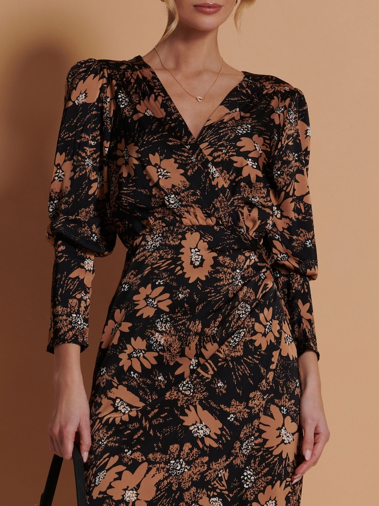 Jolie Moi Figurbetontes, bedrucktes Wickelkleid aus Satin - Bild 6 von 6
