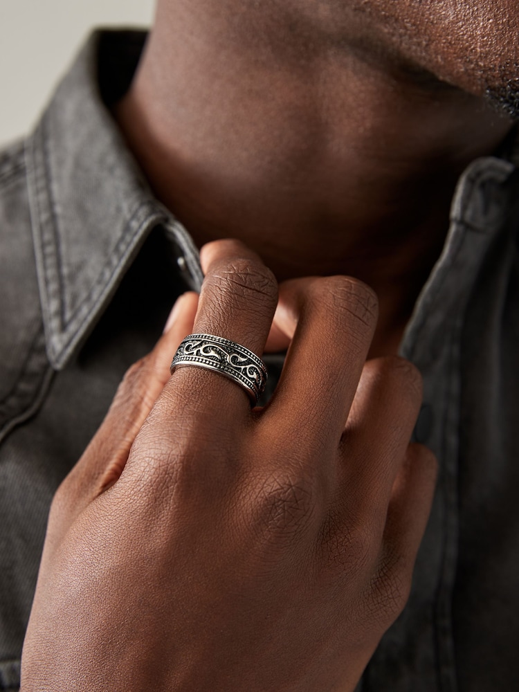 Silver Tone Antiqued  Engraved Band Ring - Image 5 of 5