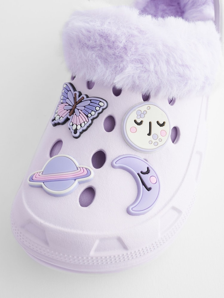 Violett mit Schmetterlingen - Clogs-Slipper mit Futter aus Fellimitat - Bild 8 von 8 Violett mit Schmetterlingen - Clogs-Slipper mit Futter aus Fellimitat - Bild 8 von 8