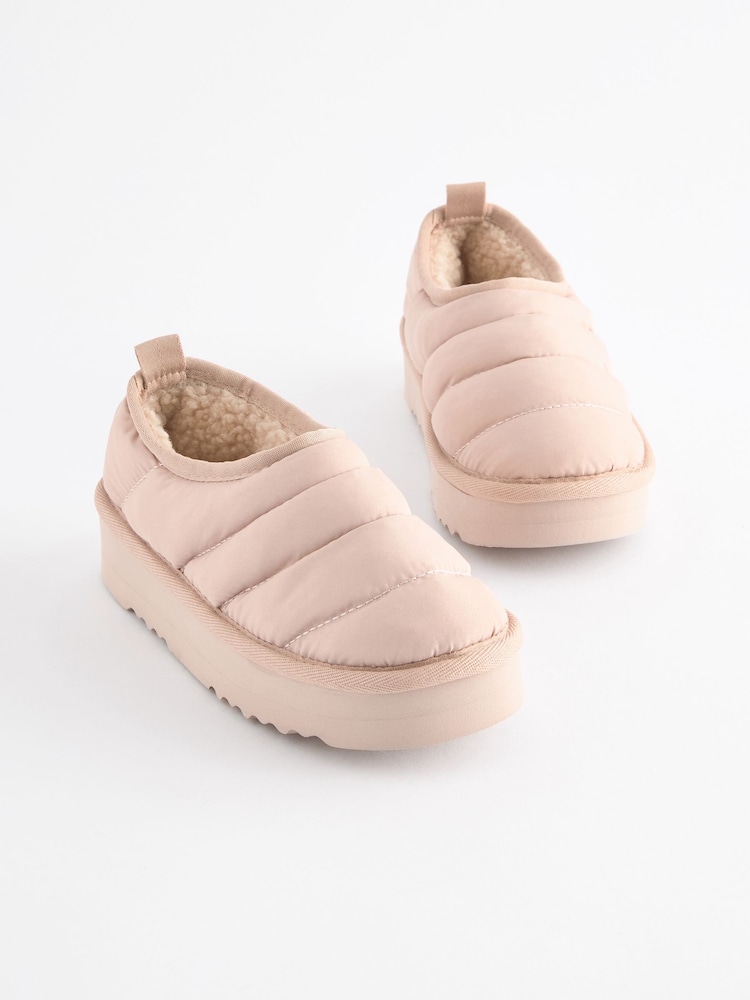 Neutrale Farbe - Gesteppte Flatform-Shoot-Slipper - Bild 1 von 5 Neutrale Farbe - Gesteppte Flatform-Shoot-Slipper - Bild 1 von 5