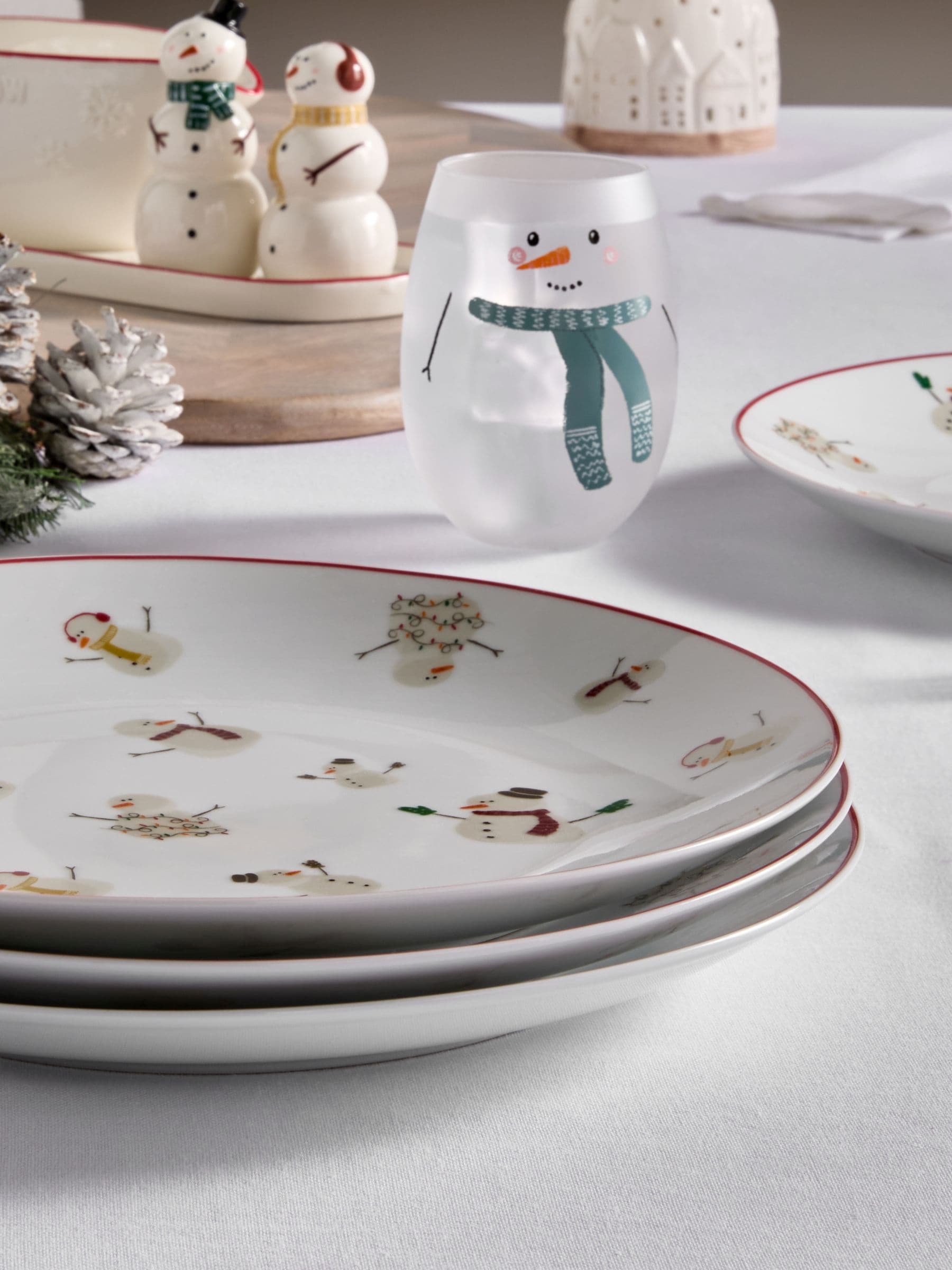 Kaufe Sie Set of 4 Snowman Christmas Dinner Plates bei Next Deutschland
