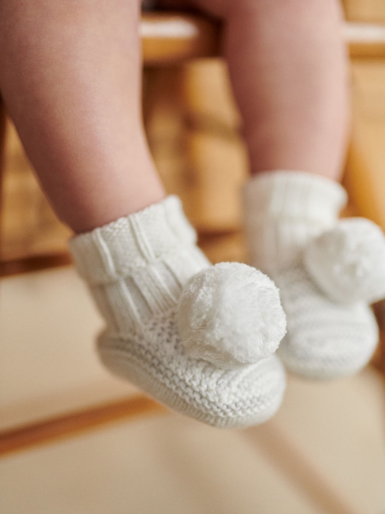 Grau - The White Company Gestrickte Stiefelchen mit Bommeln - Bild 1 von 2 Grau - The White Company Gestrickte Stiefelchen mit Bommeln - Bild 1 von 2
