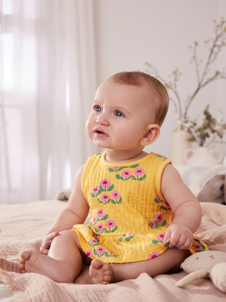 Blumenmuster, Ocker/Gelb - 2-teiliges Baby-Set mit Schößchenoberteil und Höschen aus 100 % Baumwolle - Bild 1 von 8