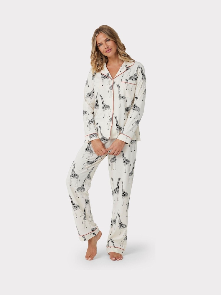 Conjunto de pijama largo con botones y jirafa de Chelsea Peers - Imagen 1 de 8