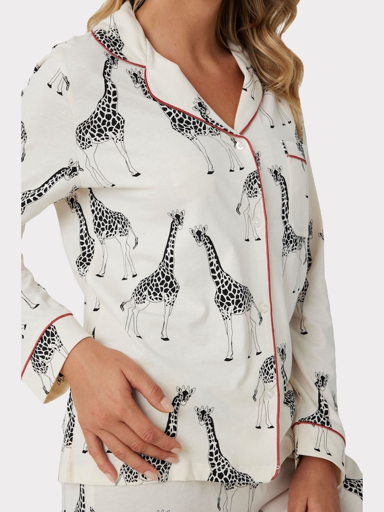Conjunto de pijama largo con botones y jirafa de Chelsea Peers - Imagen 2 de 8
