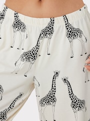 Conjunto de pijama largo con botones y jirafa de Chelsea Peers - Imagen 4 de 8