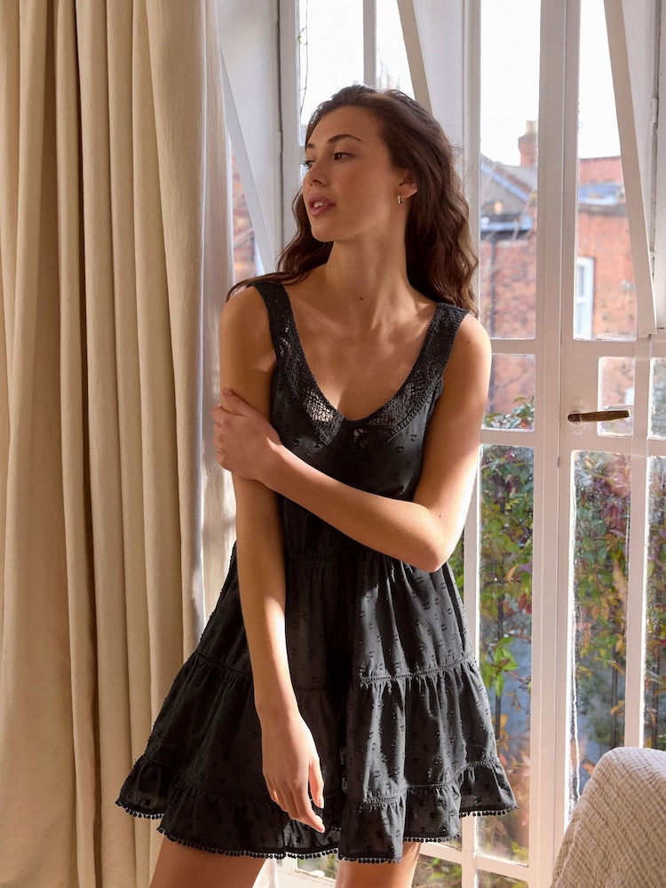 Schwarz - 100% Trägerkleid aus Baumwolle mit Dobby-Struktur - Bild 1 von 8 Schwarz - 100% Trägerkleid aus Baumwolle mit Dobby-Struktur - Bild 1 von 8