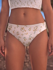 Weiß mit Streublümchen - Gesmokte Bikinihose mit hohem Beinausschnitt - Bild 1 von 6