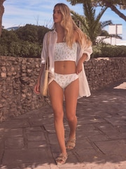 Weiß mit Streublümchen - Gesmokte Bikinihose mit hohem Beinausschnitt - Bild 2 von 6