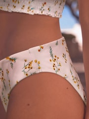 Weiß mit Streublümchen - Gesmokte Bikinihose mit hohem Beinausschnitt - Bild 5 von 6
