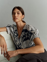 Black/White Sketch Print Short Sleeve V-Neck Buttoned Front Blouse - Image 3 of 7