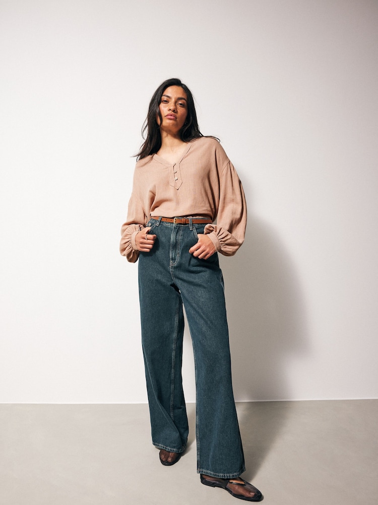 Nerzbraun - Langärmelige Bluse mit V-Ausschnitt und Knopfleiste aus Leinen - Bild 2 von 6 Nerzbraun - Langärmelige Bluse mit V-Ausschnitt und Knopfleiste aus Leinen - Bild 2 von 6