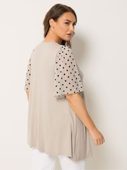 Yours Curve Natural Pleated Front Swing Mesh Sleeve Top - Image 3 of 5