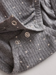 Grau mit Schleifenausschnitt - Baby-Langarm-Bodys aus 100 % Baumwolle im 3er-Pack - Bild 8 von 10