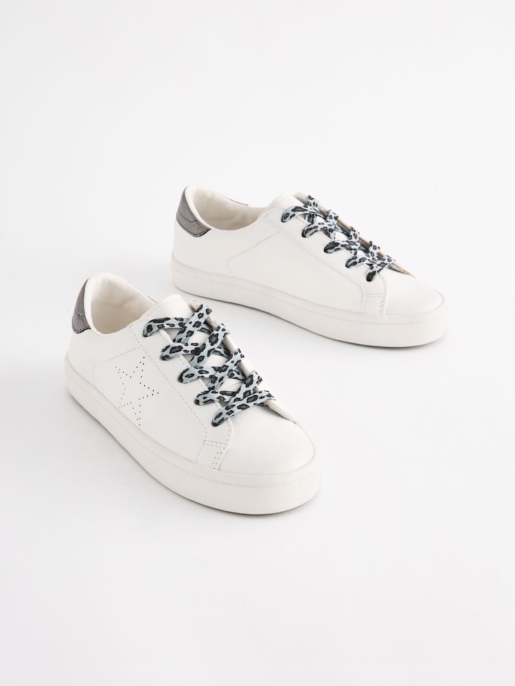 Weiß - Niedrig geschnittene Sneaker mit Schnürung - Bild 1 von 2 Weiß - Niedrig geschnittene Sneaker mit Schnürung - Bild 1 von 2
