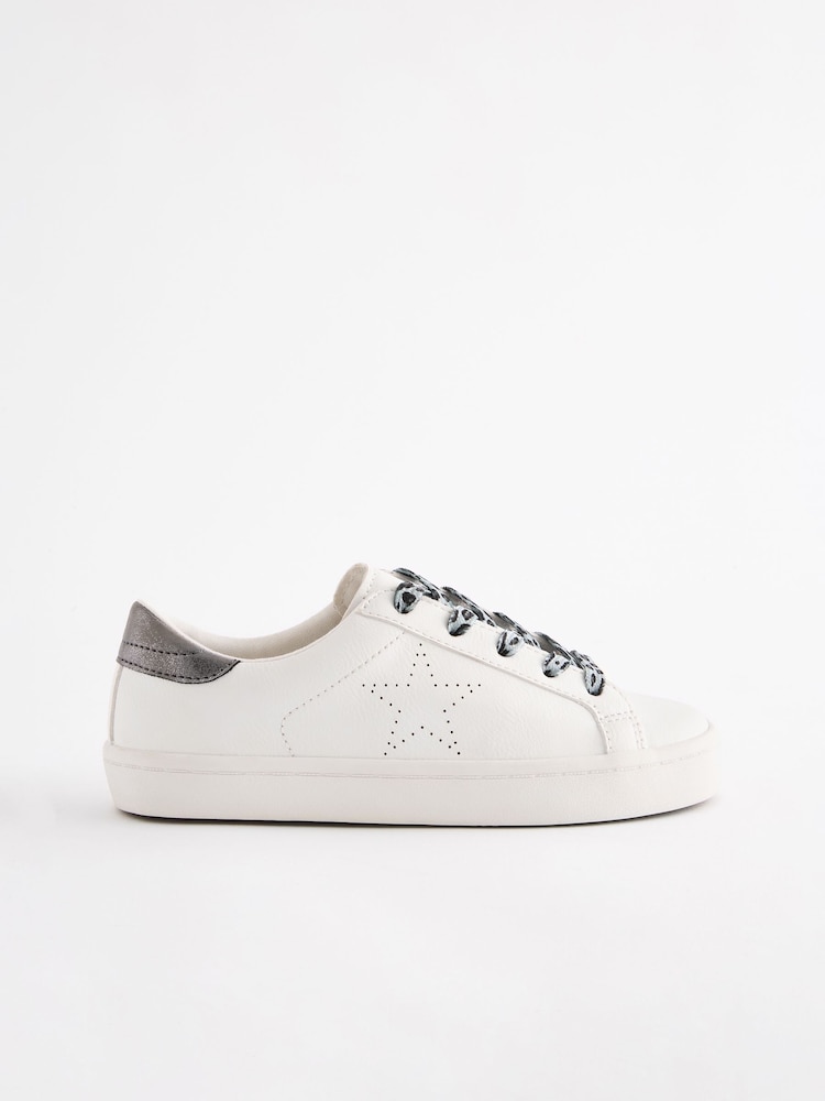 Weiß - Niedrig geschnittene Sneaker mit Schnürung - Bild 2 von 2 Weiß - Niedrig geschnittene Sneaker mit Schnürung - Bild 2 von 2
